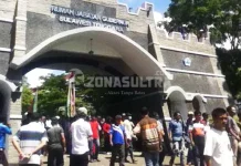 Ribuan Massa Pendukung Nur Alam Duduki Rumah Jabatan Gubernur Ribuan Massa Pendukung Nur Alam Duduki Rumah Jabatan Gubernur