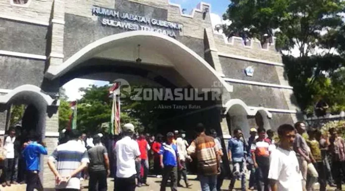 Ribuan Massa Pendukung Nur Alam Duduki Rumah Jabatan Gubernur