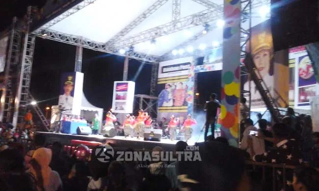 nari_bau2 Lomba Tari Tradisional tingkat Pelajar dan tingkat kelurahan diperlombakan dalam rangka memperingati HAri Jadi Kota Baubau yang ke 15 Tahun, di Kota Mara Kota Baubau. (MULYADI/ZONASULTRA.COM)