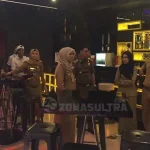 Tidak Miliki Izin, THM Ini Ditutup Pemkot Kendari IZIN THM - Tim Yustisi Pemerintah kota Kendari menutup THM Glass Karaoke lantaran tidak memiliki izin. Selain menutup Glass Karaoke, tim yustisi juga memberikan teguran pada beberapa THM yang masa berlaku izinnya sudah mati. (M Rasman Saputra/ZONASULTRA.COM)