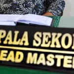 Disebut Berkantor di Teras Sekolah, Ini Kata Kasek SMAN 1 Tomia papan-nama-kepala-sekolah-ilustrasi_20160906_175915