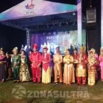 Direktur Kemahasiswaan Kemristekdikti Buka Peksiminas XIII di UHO PEKSIMINAS - Terlihat Devile perwakilan kontingen dengan mengenakan pakaian adat masing-masing provinsi mengawali semarak rangkaian Pembukaan Pekan Seni Mahasiswa Nasional (Peksiminas) XIII di Universitas Halu Oleo (UHO) Kendari, Sulawesi Tenggara, Rabu (12/10/2016) malam. (SRI RAHAYU/ZONASULTRA.COM)