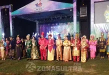 Direktur Kemahasiswaan Kemristekdikti Buka Peksiminas XIII di UHO PEKSIMINAS - Terlihat Devile perwakilan kontingen dengan mengenakan pakaian adat masing-masing provinsi mengawali semarak rangkaian Pembukaan Pekan Seni Mahasiswa Nasional (Peksiminas) XIII di Universitas Halu Oleo (UHO) Kendari, Sulawesi Tenggara, Rabu (12/10/2016) malam. (SRI RAHAYU/ZONASULTRA.COM)