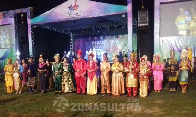 pembukaan_peksiminas_uho PEKSIMINAS - Terlihat Devile perwakilan kontingen dengan mengenakan pakaian adat masing-masing provinsi mengawali semarak rangkaian Pembukaan Pekan Seni Mahasiswa Nasional (Peksiminas) XIII di Universitas Halu Oleo (UHO) Kendari, Sulawesi Tenggara, Rabu (12/10/2016) malam. (SRI RAHAYU/ZONASULTRA.COM)