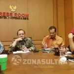 32.427 Koperasi se-Indonesia Dibubarkan, Ini Penyebabnya Sekertaris Kemenkop dan UKM, Agus Muharram (tengah), Deputi Kelembagaan, Meliadi Sembiring (kiri), Kepala Biro Perencanaan Bonar Hutauruk (kanan) dalam keterangan persnya di Gedung Kemenkop, Jumat (14/10/2016). (RIZKI ARIFIANI/ZONASULTRA.COM)