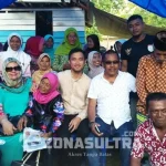 Lawa Raya Diklaim Jadi Basis Massa Ihsan-La Nika Bakal pasangan calon Bupati dan Wakil Bupati Ikhsan Taufik Ridwan- La Nika saat berfoto bersama dengan masyarakat Lapadaku, usai melaksanakan sosialisasi di Kelurahan Lapadaku, Kecamatan Lawa, Kabupaten Muna Barat, jumat (14/10/2016). (LAODE PIALO/ZONASULTRA.COM)
