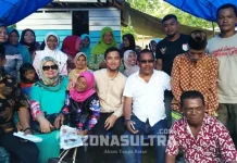 Lawa Raya Diklaim Jadi Basis Massa Ihsan-La Nika Bakal pasangan calon Bupati dan Wakil Bupati Ikhsan Taufik Ridwan- La Nika saat berfoto bersama dengan masyarakat Lapadaku, usai melaksanakan sosialisasi di Kelurahan Lapadaku, Kecamatan Lawa, Kabupaten Muna Barat, jumat (14/10/2016). (LAODE PIALO/ZONASULTRA.COM)