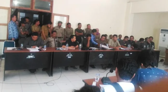 Pidato KUA PPAS APBDP Bombana Diwarnai Aksi Unjukrasa