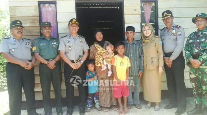 Dengan Linangan Air Mata, Warga Ini Tak Percaya 'Dihadiahi' Rumah Dari Polres Konawe