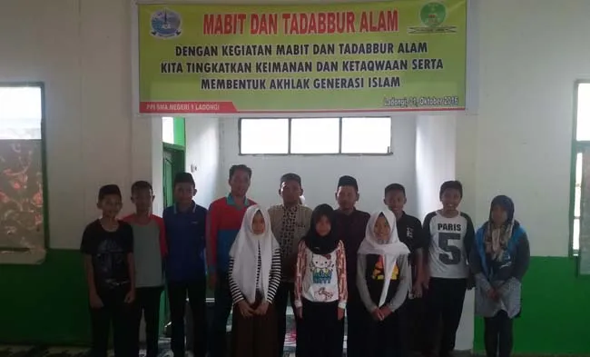 ppi Siswa Siswi yang tergabung dalam organisasi Persatuan Pelajar Islam (PPI), gelar kegiatan Mabit dan Tadabbur Alam dalam menyambut Tahun Baru Hijiriah. FOTO: JASPIN/ZONASULTRA.COM