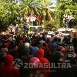 Aksi Save Nur Alam Bikin Rapat Pembahasan R-APBDP Tertunda RAPAT TERTUNDA - Ribuan masa yang tergambung dalam aksi Save Nur Alam di halaman gedung Sekretariat DPRD Sultra, Selasa (4/10/2016). Aksi ini menyebabkan rapat pembahasan rancangan Anggaran Pendapatan Belanja Daerah Perubahan (R-APBDP) 2016 tertunda sekitar satu jam. (Ramadhan Hafid/ZONASULTRA.COM)