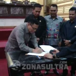 PAD Sultra Turun Rp 167,1 Miliar SETUJUI RAPERDA APBD-P - Pemerintah Provinsi (Pemprov) dan DPRD Sulawesi Tenggara (Sultra) menandatangani persetujuan dan pengesahan APBD-P menjadi Perda di Gedung DPRD Sultra, Jumat (7/10/2016). Dalam rapat paripurna dewan tersebut menyepakati APBD-P 2016 tetapi dengan beberapa masukan, usul, saran, dan tanggapan dari anggota dewan. (RAMADHAN HAFID/ZONASULTRA.COM)