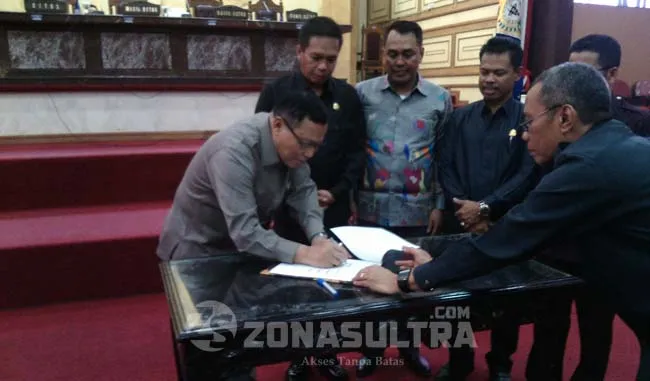rapbd SETUJUI RAPERDA APBD-P - Pemerintah Provinsi (Pemprov) dan DPRD Sulawesi Tenggara (Sultra) menandatangani persetujuan dan pengesahan APBD-P menjadi Perda di Gedung DPRD Sultra, Jumat (7/10/2016). Dalam rapat paripurna dewan tersebut menyepakati APBD-P 2016 tetapi dengan beberapa masukan, usul, saran, dan tanggapan dari anggota dewan. (RAMADHAN HAFID/ZONASULTRA.COM)