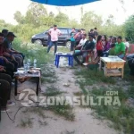 Di Hadapan Kelompok Tani Kelurahan Padaleu, Rasak Beberkan Strategi Tingkatkan Kesejahteraan Petani TATAP MUKA - Calon Wali Kota Kendari Abdul Rasak (tengah baju merah) saat membeberkan visi dan misinya di hadapan puluhan petani di Kelurahan Pudaleu, Kecamatan Baruga, Kendari, Minggu (16/10/2016). Dalam visi-misi tersebut ada satu program yang paling ditekankan oleh Rasak agar dapat meningkatkan kesejahteraan petani. (RAMADHAN HAFID/ZONASULTRA.COM)