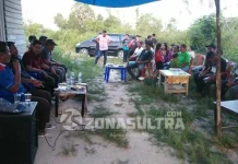 Di Hadapan Kelompok Tani Kelurahan Padaleu, Rasak Beberkan Strategi Tingkatkan Kesejahteraan Petani TATAP MUKA - Calon Wali Kota Kendari Abdul Rasak (tengah baju merah) saat membeberkan visi dan misinya di hadapan puluhan petani di Kelurahan Pudaleu, Kecamatan Baruga, Kendari, Minggu (16/10/2016). Dalam visi-misi tersebut ada satu program yang paling ditekankan oleh Rasak agar dapat meningkatkan kesejahteraan petani. (RAMADHAN HAFID/ZONASULTRA.COM)