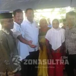 LM. Rajiun Komitmen Bangun Muna Barat Lebih Baik Foto bersama LM.RajiunTokoh masyarakat serta ibu-ibu rumah tangga di Desa Ondoke Kecamatan Sawerigadi Kabupaten Muna Barat. FOTO : LAODE PIALO/ZONASULTRA.COM