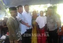 LM. Rajiun Komitmen Bangun Muna Barat Lebih Baik Foto bersama LM.RajiunTokoh masyarakat serta ibu-ibu rumah tangga di Desa Ondoke Kecamatan Sawerigadi Kabupaten Muna Barat. FOTO : LAODE PIALO/ZONASULTRA.COM
