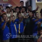 Jadi Calon Kada Termiskin, Ini Penjelasan Abdul Rasak RELAWAN RASAK - Pasangan calon walikota Abdul Rasak dan Haris Andi Surahman (Rasak-Haris) bersama relawannya di salah satu kediaman warga, di Kemaraya, Kendari, Sabtu malam (8/10/2016). (Muhamad Taslim Dalma/ZONASULTRA.COM).