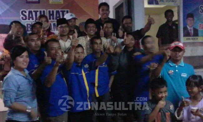 rr-h RELAWAN RASAK - Pasangan calon walikota Abdul Rasak dan Haris Andi Surahman (Rasak-Haris) bersama relawannya di salah satu kediaman warga, di Kemaraya, Kendari, Sabtu malam (8/10/2016). (Muhamad Taslim Dalma/ZONASULTRA.COM).