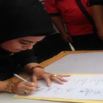 Bupati Himbau PNS Bombana Jadi Pemilih Profesional Bupati Bombana, Hj. Sitti Saleha saat menandatangani naskah deklarasi damai di podium RTH Bombana, Jum'at (28/10/2016). (Jumrad Raunde/ZONASULTRA.COM)