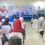 Kader Demokrat Butur Belajar Kedudukan Parpol dan Peran Legislatif dalam Pemerintahan SEMINAR SEHARI - Bupati Butur Abu Hasan, Ketua DPC Partai Demokrat Butur Abdul Salam Sahadia dan Sekretarisnya, Mazlin memberikan materi kepada peserta seminar sehari di Hotel Muliah Butur, Minggu (16/10/2016). (DARMAWAN/ZONASULTRA.COM)