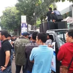 Sidang Ketiga Praperadilan Gubernur Sultra, Sejumlah Masa Gelar Aksi di PN Jaksel Sidang Ketiga Praperadilan Gubernur Sultra, Sejumlah Masa Gelar Aksi di PN Jaksel