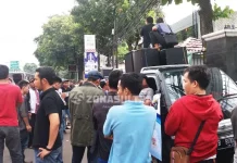 Sidang Ketiga Praperadilan Gubernur Sultra, Sejumlah Masa Gelar Aksi di PN Jaksel Sidang Ketiga Praperadilan Gubernur Sultra, Sejumlah Masa Gelar Aksi di PN Jaksel