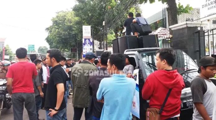 Sidang Ketiga Praperadilan Gubernur Sultra, Sejumlah Masa Gelar Aksi di PN Jaksel