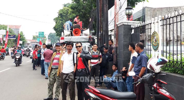 PRAPRADILAN NUR ALAM - Sejumlah masa menggelar aksi mendukung Gubernur Sultra dua periode ini di depan Pengadilan Negeri Jakarta Selatan selama sidang praperadilan berlangsung, Senin (10/10/2016).  (Rizki Arifiani/ZONASULTRA.COM)