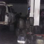 SPBU Lasolo Diduga Layani Ratusan Jeregen Tengah Malam PENGISIAN JERGEN : Proses pengisian BBM jenis premium dan solar di SPBU Lasolo Konawe Utara menggunakan puluhan jeregen pada malam hari posisi lampu dipadamkan, Jumat malam (30/9/2016) sekitar pukul 23.00 wita.MURTAIDIN/ZONASULTRA.COM
