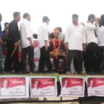 Usai Deklarasi, Massa Pendukung ‘Bertahan’ Pawai Keliling Rumbia II. Pasangan Tafdil-Johan bersama Ketua Timses, Drs. H. Abustam bergabung dengan para pendukungnya. IV. Hj. Andi Nirwana, Istri H. Tafdil.(Jumrad Raunde/ZONASULTRA.COM)