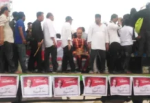 Usai Deklarasi, Massa Pendukung ‘Bertahan’ Pawai Keliling Rumbia II. Pasangan Tafdil-Johan bersama Ketua Timses, Drs. H. Abustam bergabung dengan para pendukungnya. IV. Hj. Andi Nirwana, Istri H. Tafdil.(Jumrad Raunde/ZONASULTRA.COM)