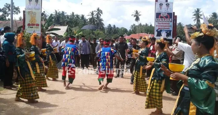 tarian_mondotambe Kunjungan Deputi Advokasi BKKBN RI ke Kampung KB di Konut Disambut Tarian Mondotambe