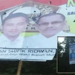 Sat Pol PP dan Panwaslu Mubar Belum Tertibkan Baliho Paslon Baliho Pasangan Calon Bupati dan Wakil Bupati LM.Rajiun Tumada dan Ahmad Lamani (Rahmat),LM.Iksan Taufik Ridwan dan La Nika (Insani) Masih terpampang di pinggir jalan, Jumat (28/10/2016).(Laode Pialo/ZONASULTRA.COM)