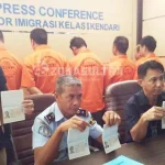 Diduga Langgar Izin Tinggal, Imigrasi Kendari Amankan 8 WNA Asal Tiongkok Diduga Langgar Izin Tinggal, Imigrasi Kendari Amankan 8 WNA Asal Tiongkok