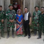 Puluhan Personil TNI Diturunkan Ke lokasi Bencana Angin Puting Beliung Dandim 1412 Kolaka Letkol CZI Cosmas Manukallo Danga dan Danramil 1412-01 Tirawuta Kapten Infantri Bosakrin memberikan bantuan kepada sejumlah warga bencana. FOTO:JASPIN/ZONASULTRA.COM