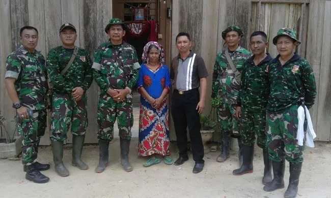 tni Dandim 1412 Kolaka Letkol CZI Cosmas Manukallo Danga dan Danramil 1412-01 Tirawuta Kapten Infantri Bosakrin memberikan bantuan kepada sejumlah warga bencana. FOTO:JASPIN/ZONASULTRA.COM