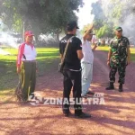 Jelang Kedatangan Wali Kota Yeongwol, TNI dan Ratusan Warga Konut Bersihkan Pantai Taipa KERJA BAKTI-Terlihat Kepala Dinas Pariwisata Konut, Yade Rianto bersama Danramil Lasolo, Kapten Inf, Djafruddin, dan Kepala Desa Taipa serta ratusan mayarakat Desa Taipa, Kecamatan Sawa, Kabupaten Konut, melakukan kerja bakti sosial diseluruh plataran pantai taipa, dalan rangka persiapan kedatangan kunjungan kerja Wali Kota Korea Selatan, Yon Woi pekan depan. (Jefri/ZONASULTRA.COM).