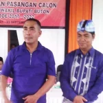 Besok, SK Penetapan Umar-Bakry Diserahkan ke Mendagri sebelah kanan Wakil Bupati Buton Drama La Bakry, dan Bupati Buton Samsul Umar Abdul Samiun SH, saat mendatangi kantor KPUD kabupaten Buton pada saat mendaftar sebagai calon Bupati dan Wakil Bupati Buton 2017 - 2022 mendatang. FOTO : NANANG/ZONASULTRA.COM