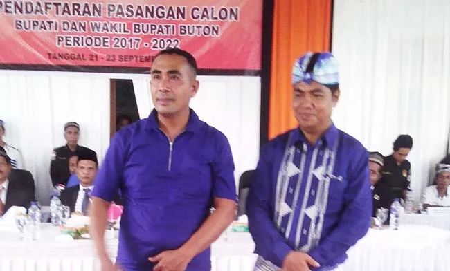 Exif_JPEG_420 sebelah kanan Wakil Bupati Buton Drama La Bakry, dan Bupati Buton Samsul Umar Abdul Samiun SH, saat mendatangi kantor KPUD kabupaten Buton pada saat mendaftar sebagai calon Bupati dan Wakil Bupati Buton 2017 - 2022 mendatang. FOTO : NANANG/ZONASULTRA.COM