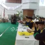 UHO Kukuhkan Dua Guru Besar Administrasi Publik dan Ilmu Kehutanan Rektot UHO Kendari, Sulawesi Tenggara (Sultra) kukuhkan dua guru besar Prof Sundi Komba di bidang Ilmu Administrasi Publik pada Fakultas Ilmu Administrasi, dan Prof Husna di bidang Ilmu Kehutanan dalam rapat senat terbuka di Aditorium Hea Mokodimpit, Senin (31/10/2016). (Sri Rahayu/ZONASULTRA.COM)