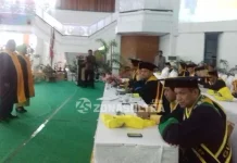 UHO Kukuhkan Dua Guru Besar Administrasi Publik dan Ilmu Kehutanan Rektot UHO Kendari, Sulawesi Tenggara (Sultra) kukuhkan dua guru besar Prof Sundi Komba di bidang Ilmu Administrasi Publik pada Fakultas Ilmu Administrasi, dan Prof Husna di bidang Ilmu Kehutanan dalam rapat senat terbuka di Aditorium Hea Mokodimpit, Senin (31/10/2016). (Sri Rahayu/ZONASULTRA.COM)