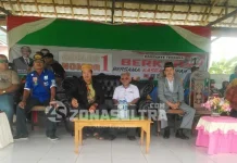 Kasra Diminta Adil Membangun Bombana Tokoh Masyarakat Kabaena, H. Muhram, saat membuka kampanye terbuka Cabup Kasra, di Lapangan Dongkala, Kecamatan Kabaena Timur, Rabu (2/11/2017). ( Jumrad Raunde/ZONASULTRA.COM)