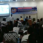 Dishub Gagas Program Pengembangan Sistem Transportasi Massal Berbasis Jalan PENGEMBANGAN SISTEM TRANSPORTASI MASSAL - Kepala Dinas Perhubungan Komunikasi dan Informatika (Dishub Kominfo) Sulawesi Tenggara (Sultra) Hado Hasina (baju putih) saat mempresentasikan program Pengembangan Sistem transportasi massal berbasis jalan dihadapan peserta Forum Perhubungan Provinsi Sultra di Same Hotel, Kendari, Rabu (23/11/2016). (RAMADHAN HAFID/ZONASULTRA.COM)