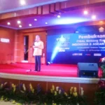 Gubernur Sultra Resmi Buka Lomba Bintang Radio Indonesia dan Asean 2016 BINTANG RADIO- Gubernur Sulawesi Tenggara (Sultra) Nur Alam saat memberikan sambutan sekaligus membuka kegiatan lomba Bintang Radio Indonesia dan Asean 2016 di Aula Lakidende Rumah Jabatan (Rujab) Gubernur Sultra, Senin (14/11/2016) malam. Dalam kegiatan ini, Kota Kendari ditunjuk sebagai tuan rumah. (RAMADHAN HAFID/ZONASULTRA.COM)