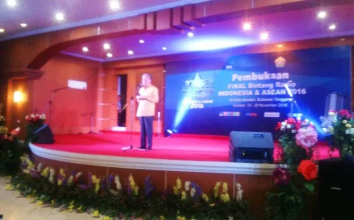 BINTANG RADIO- Gubernur Sulawesi Tenggara (Sultra) Nur Alam saat memberikan sambutan sekaligus membuka kegiatan lomba Bintang Radio Indonesia dan Asean 2016 di Aula Lakidende Rumah Jabatan (Rujab) Gubernur Sultra, Senin (14/11/2016) malam. Dalam kegiatan ini, Kota Kendari ditunjuk sebagai tuan rumah. (RAMADHAN HAFID/ZONASULTRA.COM)