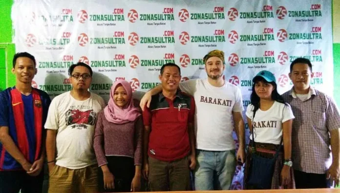Di Sela-Sela Syuting Film Barakati, Jono Armstrong Eksplor Keindahan Buton