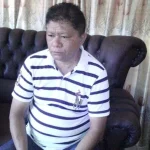 Diduga Hina Etnis Laporo di Medsos, Seorang Warga Buton Dipolisikan Nampak Ketua Kerukunan Keluarga Laporo (KKL) Kabupaten Buton, Larianta, S.Pd, Saat ditemui dikediamannya (Nanang/ZONASULTRA.COM)