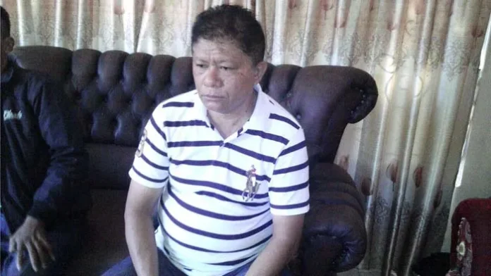 larianta Nampak Ketua Kerukunan Keluarga Laporo (KKL) Kabupaten Buton, Larianta, S.Pd, Saat ditemui dikediamannya (Nanang/ZONASULTRA.COM)