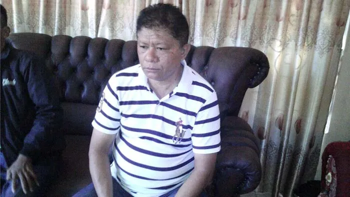Nampak Ketua Kerukunan Keluarga Laporo (KKL) Kabupaten Buton, Larianta, S.Pd, Saat ditemui dikediamannya (Nanang/ZONASULTRA.COM)